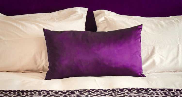 紫の枕カバーで寝室に彩を添えるイメージ